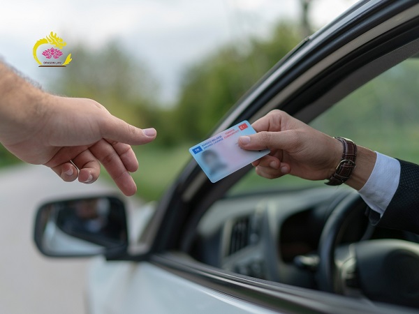 su-dung-bang-lai-xe-gia-bi-phat-bao-nhieu-tien-1